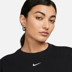 Nike · Essential