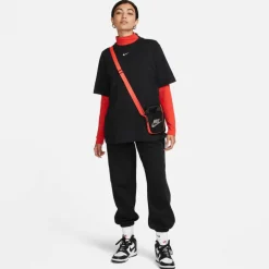 Nike · Essential