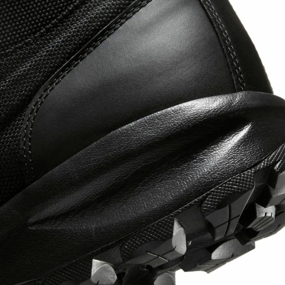 Nike · MANOA