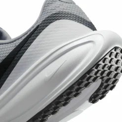 Nike · REVOLUTION 8