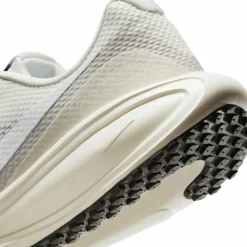 Nike · REVOLUTION 8