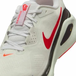 Nike · STRUCTURE 26