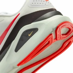Nike · STRUCTURE 26