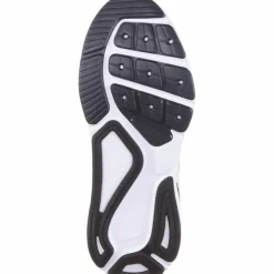 Nike · STRUCTURE 26