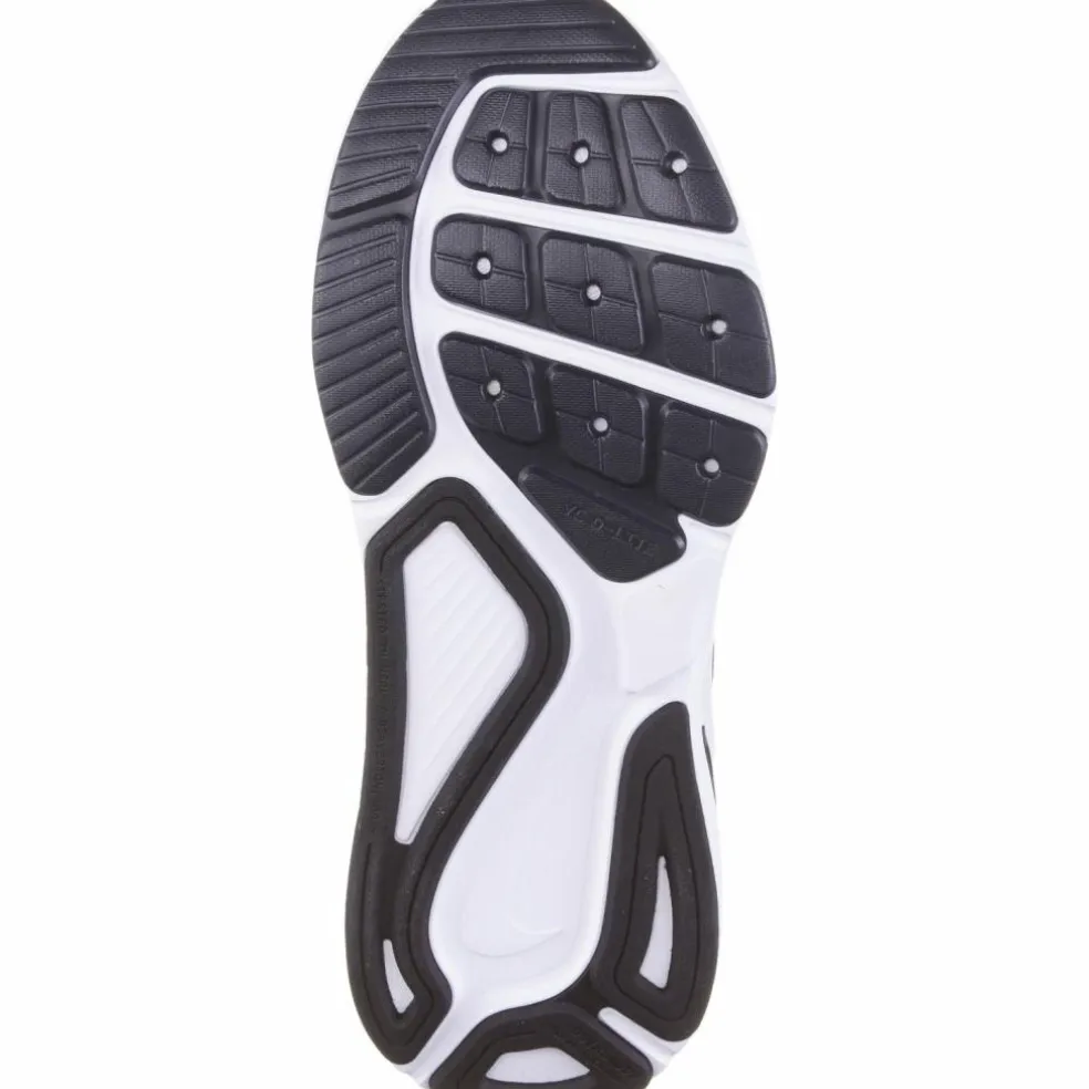 Nike · STRUCTURE 26