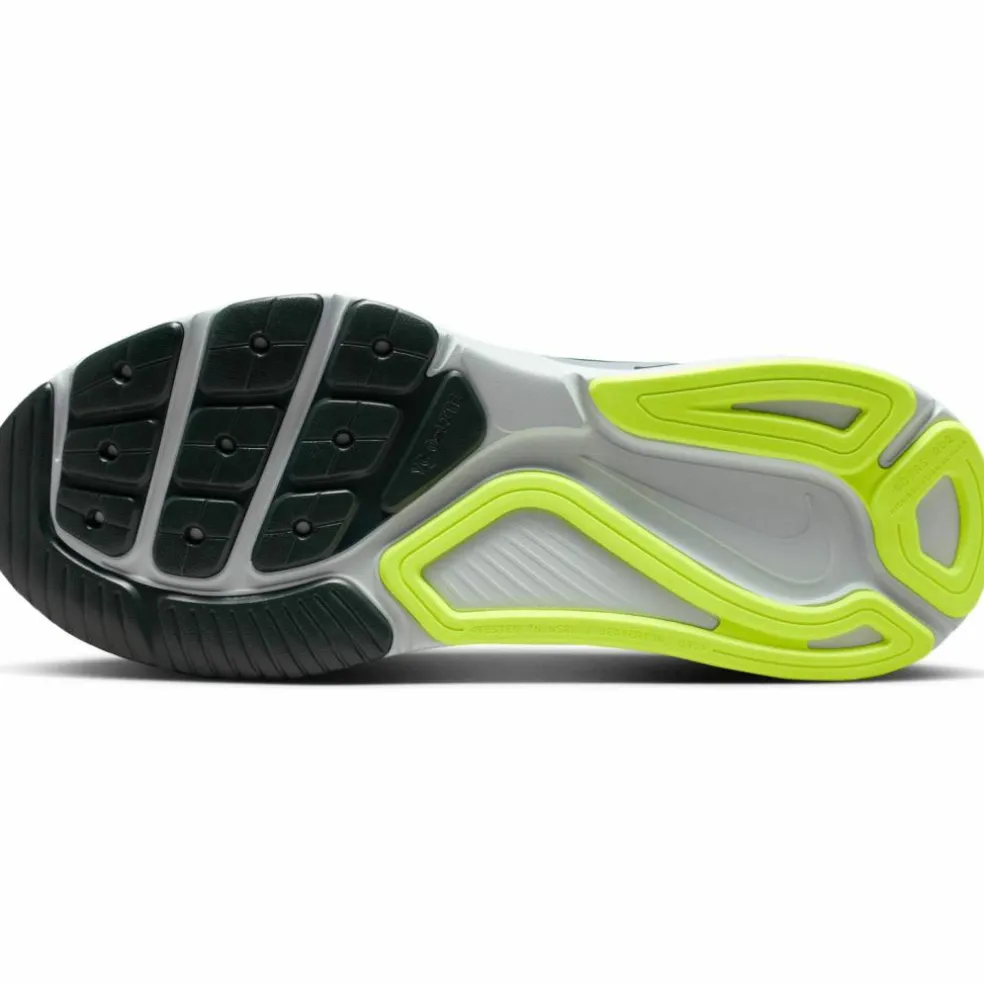 Nike · STRUCTURE 26
