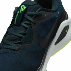 Nike · STRUCTURE 26