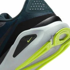 Nike · STRUCTURE 26