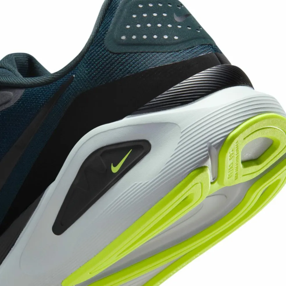 Nike · STRUCTURE 26