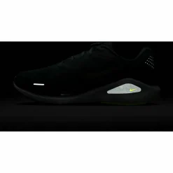 Nike · STRUCTURE 26