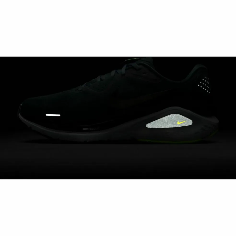 Nike · STRUCTURE 26