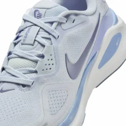 Nike · STRUCTURE 26