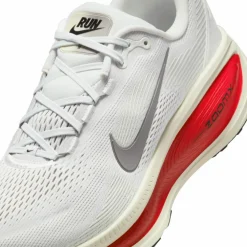 Nike · VOMERO 18
