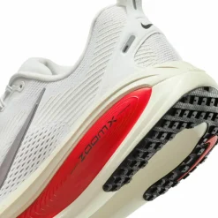 Nike · VOMERO 18