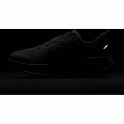Nike · VOMERO 18