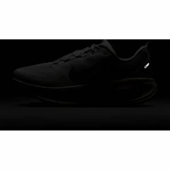 Nike · VOMERO 18