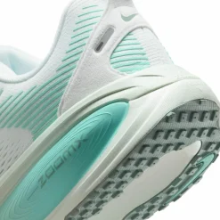 Nike · VOMERO 18
