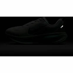 Nike · VOMERO 18