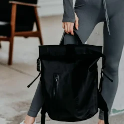 YEAZ · Wasserfester Rucksack schwarzes Logo